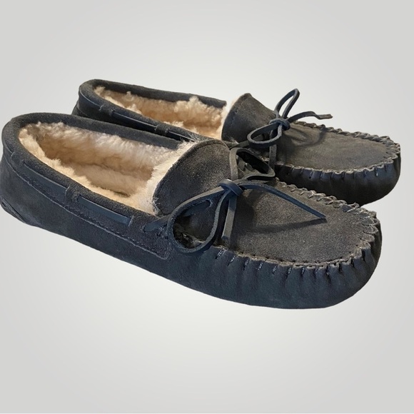 Women’s shearling, moccasin slippers, size 6.5-7 - Picture 2 of 10